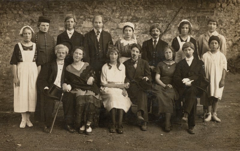 Skupinový portrét mladých lidí v kostýmu (černobílá fotografie) od European Photographer