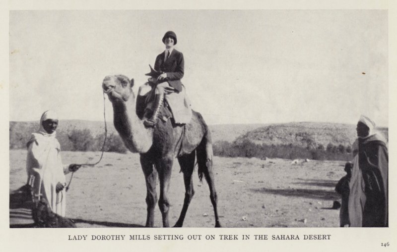 Lady Dorothy Millsová se vydává na trek v saharské poušti (černobílá fotografie) od European Photographer
