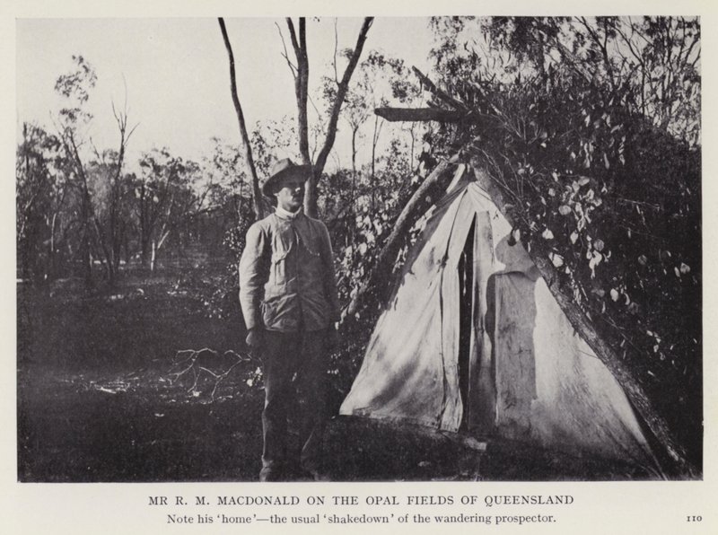 Pan RM Macdonald na Opal Fields of Queensland (černobílá fotografie) od European Photographer