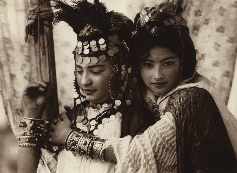 "Ouled Nail" tanečnice (čb fotografie) od European Photographer