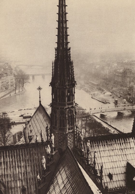 Paříž: La fleche de Notre-Dame vue des tours; Věž Notre-Dame z pohledu od věží (čb foto) od European Photographer