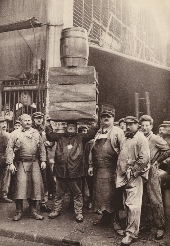 Paříž: Les Forts de la Halle; nosiči na centrálním trhu (čb fotografie) od European Photographer