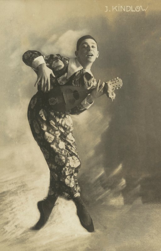 Pierrot hrající na loutnu (čb fotografie) od European Photographer