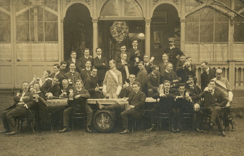 Portrét skupiny mužů, možná šermířský klub (čb foto) od European Photographer