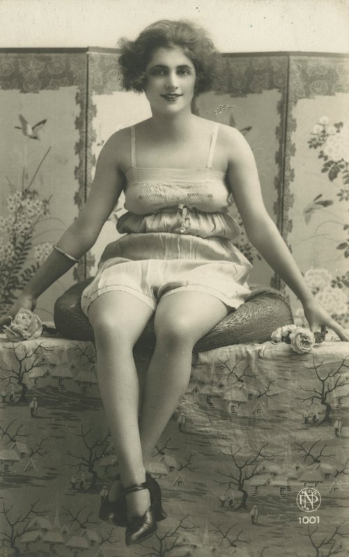 Portrét sedící ženy ve spodním prádle (černobílá fotografie) od European Photographer