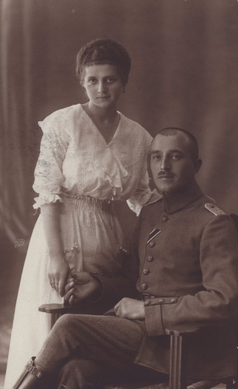 Portrét vojáka a jeho manželky (černobílá fotografie) od European Photographer