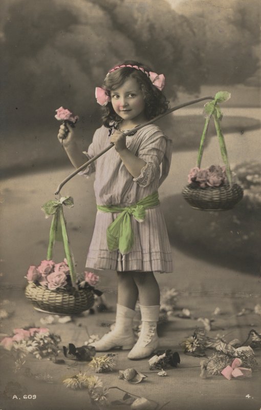 Portrét mladé dívky nesoucí košíky květin (foto) od European Photographer