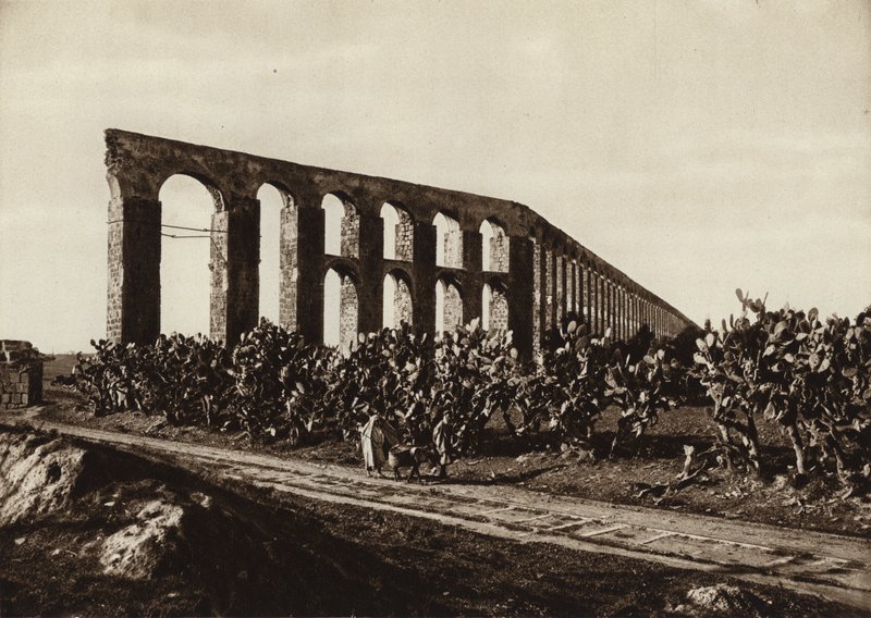 Římský akvadukt poblíž Bardo, Tunis (černobílá fotografie) od European Photographer