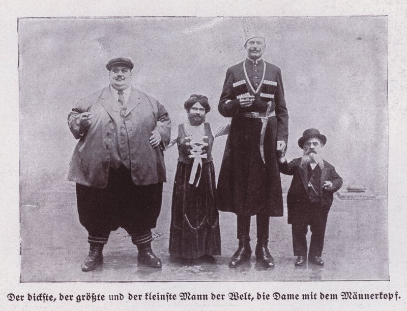 Nejtlustší, nejvyšší a nejnižší muži na světě a vousatá dáma (černobílá fotografie) od European Photographer