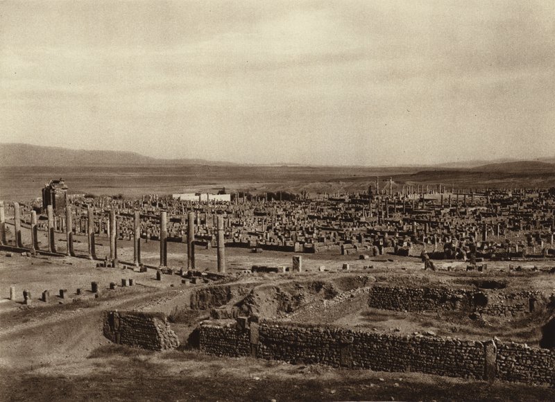 Timgad, Celkový pohled (č/b fotografie) od European Photographer