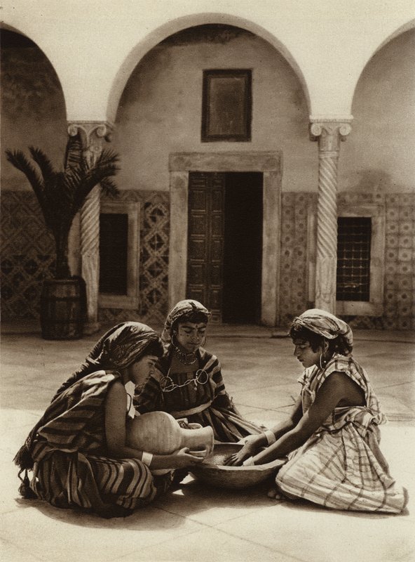 Tunis, Skupina žen v arabském domě (čb fotografie) od European Photographer