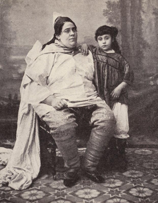 Tuniská židovská žena a její dcera (černobílá fotografie) od European Photographer