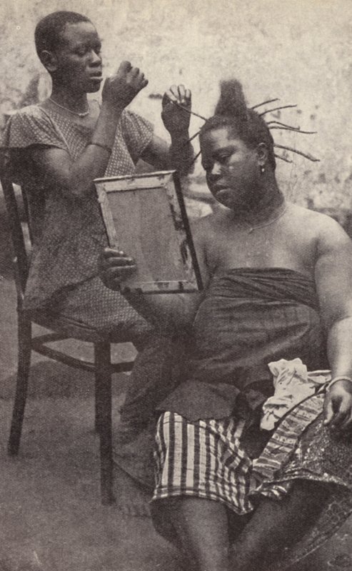 Žena ze západní Afriky si nechává upravovat vlasy (černobílá fotografie) od European Photographer