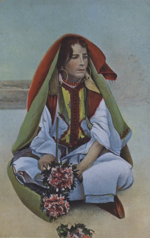 Žena v tradičním kroji, pravděpodobně severní Afrika (kolorovaná fotografie) od European Photographer