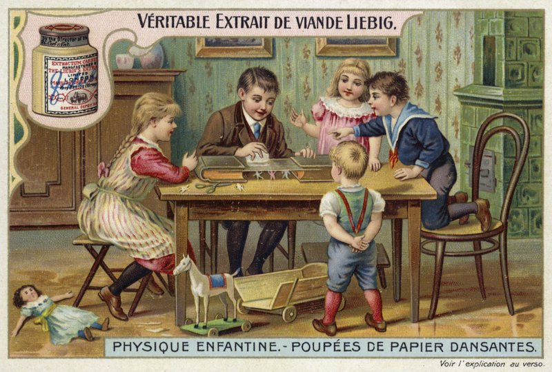 Tančící papírové panenky od European School