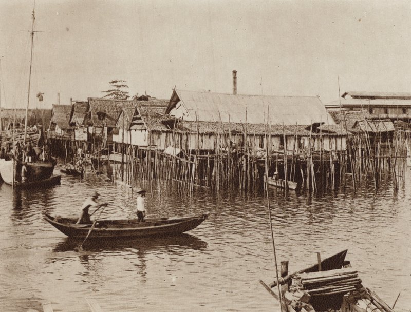 Rybářské domy na hromadách nad vodou, Singapur (černobílá fotografie) od Ewing Galloway