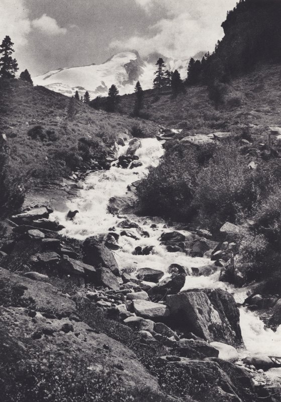 Východní Alpy: Pohoří Reichen z horního konce Wildgerlos Tal (černobílá fotografie) od Francis Sydney Smythe