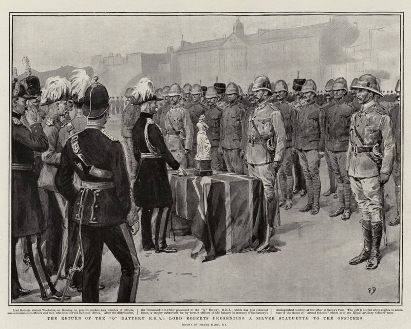 Návrat Q baterie RHA, Lord Roberts předává stříbrnou sošku důstojníkům od Frank Dadd