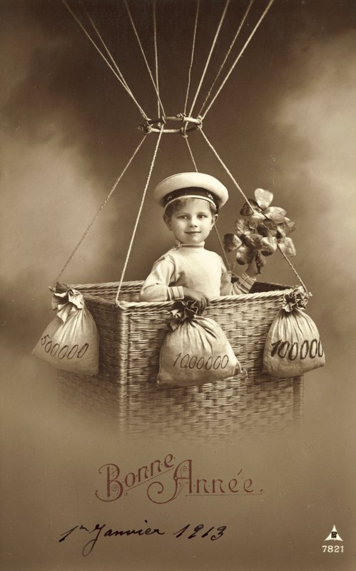 Novoroční přání z roku 1913 s chlapcem stoupajícím balónem se spoustou peněz jako balastem od French Photographer
