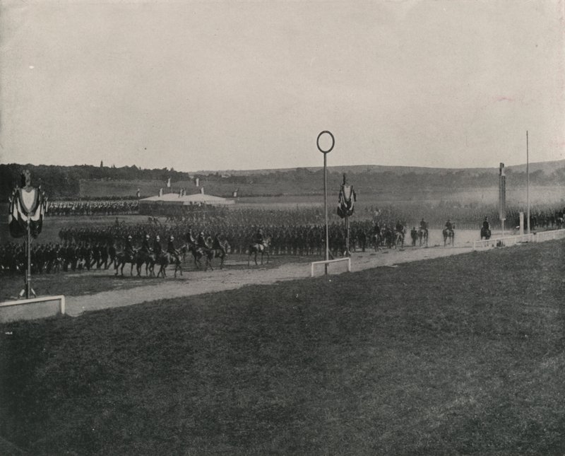 Vojenská recenze v Longchamps (černobílá fotografie) od French Photographer