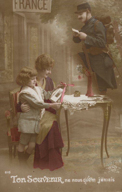 Matka a dítě připravují dopis pro svého otce vojáka (tónovaná fotografie) od French Photographer