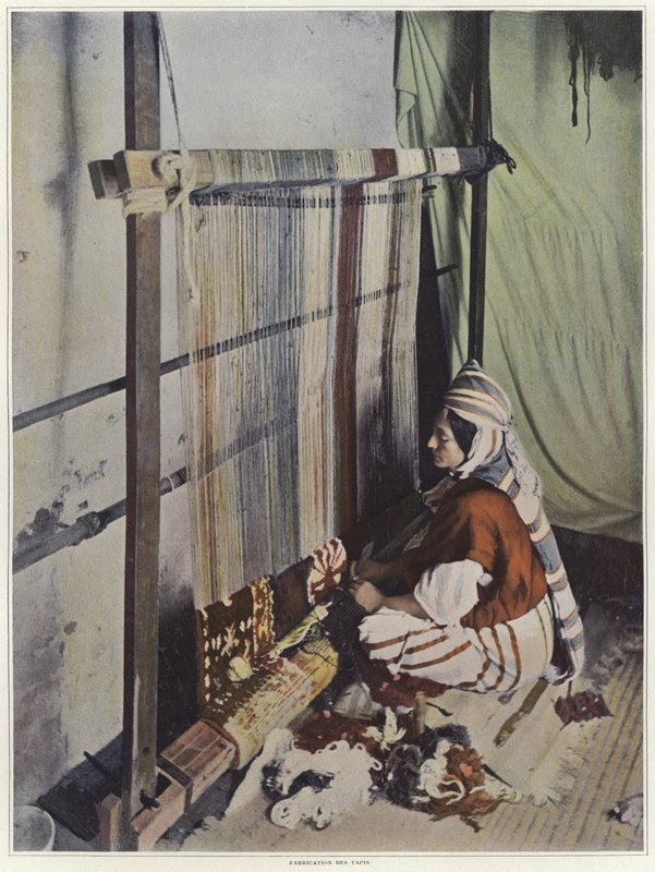 Žena tkající gobelín na tkalcovském stavu v Tunisku od French Photographer