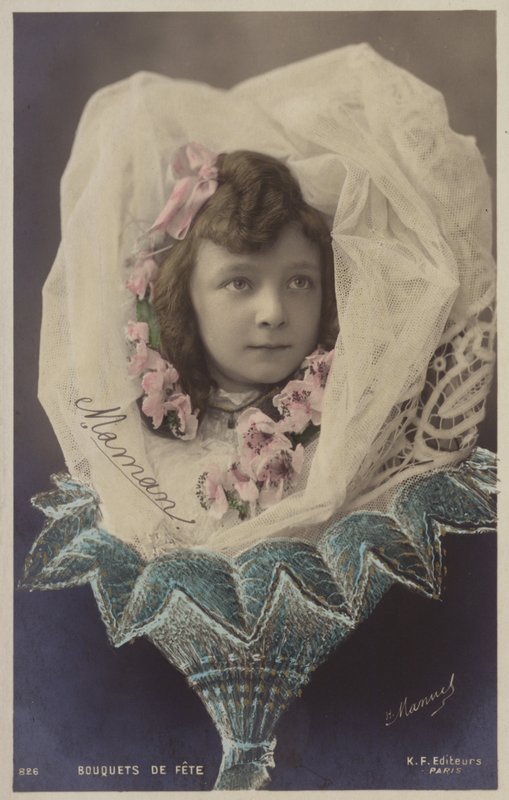 Mladá dívka v závoji prezentovaná jako kytice květin (tónovaná fotokoláž) od French Photographer