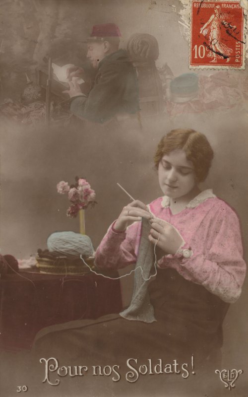 Mladá žena plete a myslí na svého vojáka, který píše dopis domů (tónovaná fotografie) od French Photographer