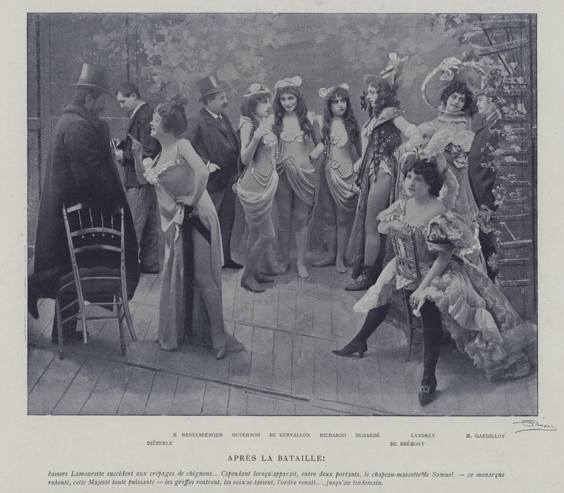 Herečky v Theatre des Varietes, Paříž, po představení (č/b foto) od French Photographer