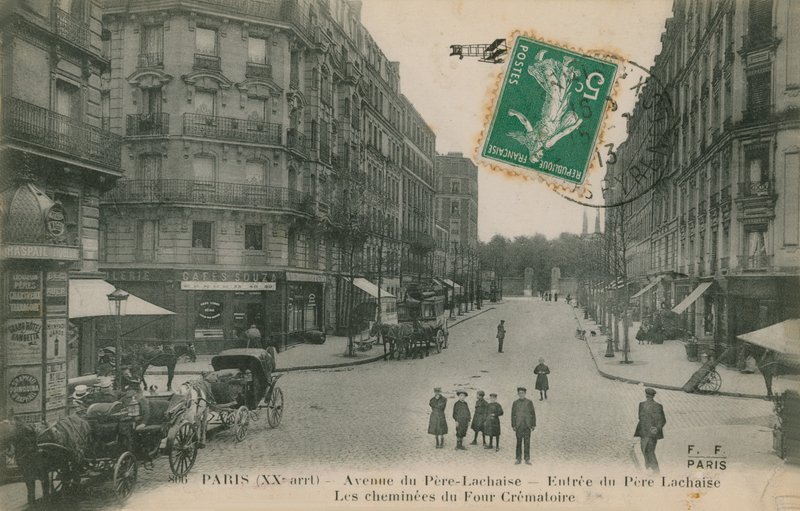 Avenue du Pere-Lachaise ve 20. obvodu Paříže, Francie. Pohled do ulice se vstupem na hřbitov Pere Lachaise a komíny krematoria. Pohlednice odeslána v roce 1913. od French Photographer
