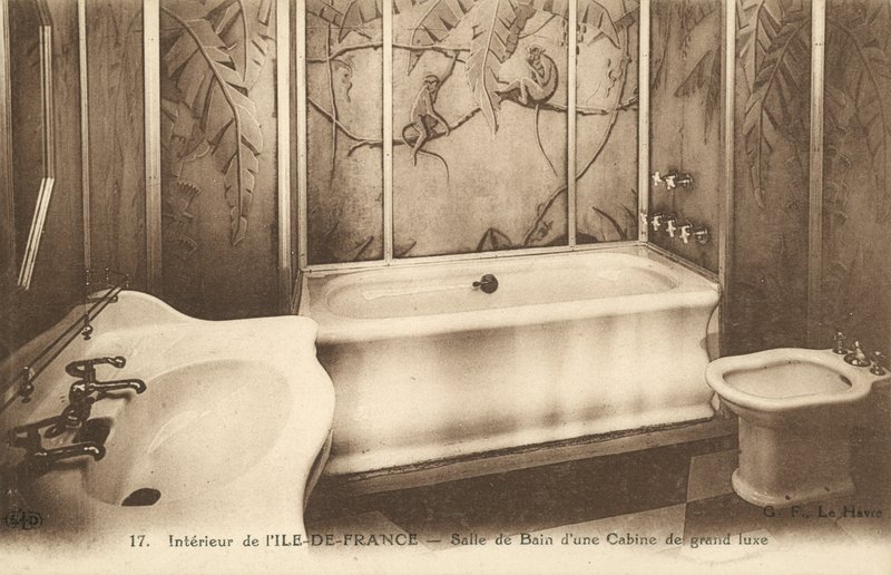 Koupelna luxusní kajuty na palubě francouzské zaoceánské lodi Ile de France (čb foto) od French Photographer