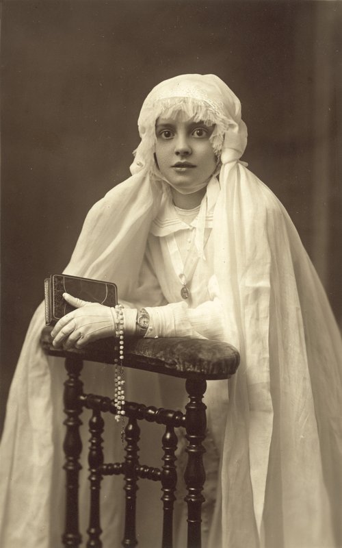 Krásná mladá dívka, oblečená na své první přijímání (černobílá fotografie) od French Photographer