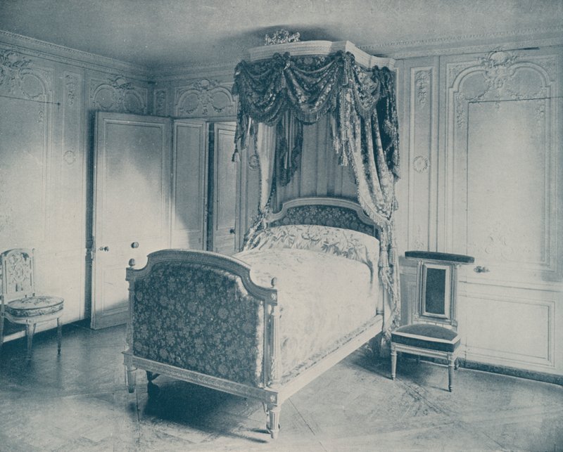 Postel Marie Antoinetty, Versailles (černobílá fotografie) od French Photographer