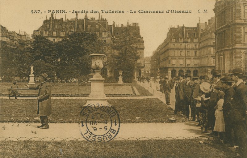 Zaříkávač ptáků v Jardin des Tuileries v Paříži. Pohlednice odeslána v roce 1913. od French Photographer