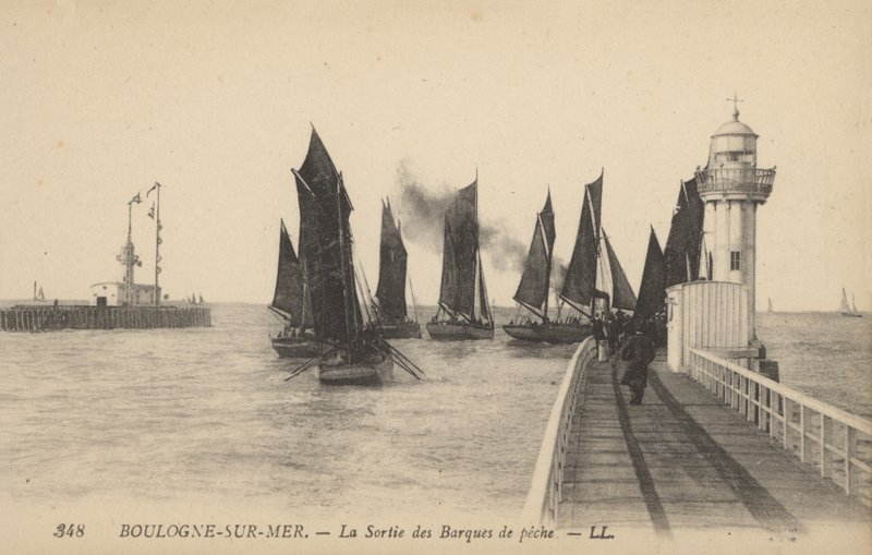 Boulogne-sur-Mer, Opuštění rybářských člunů (černobílá fotografie) od French Photographer