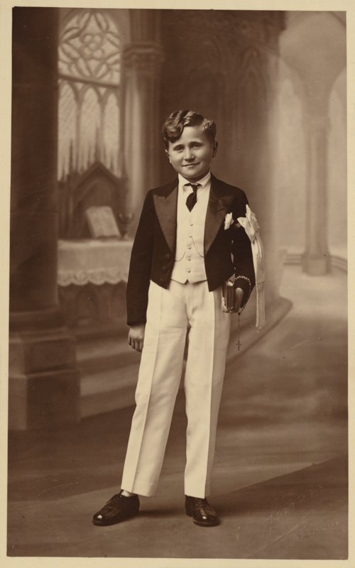 Chlapec navštěvující první přijímání od French Photographer