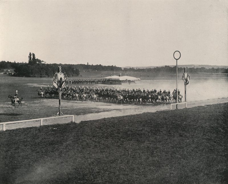 Manévr kavalérie na Longchamps (černobílá fotografie) od French Photographer