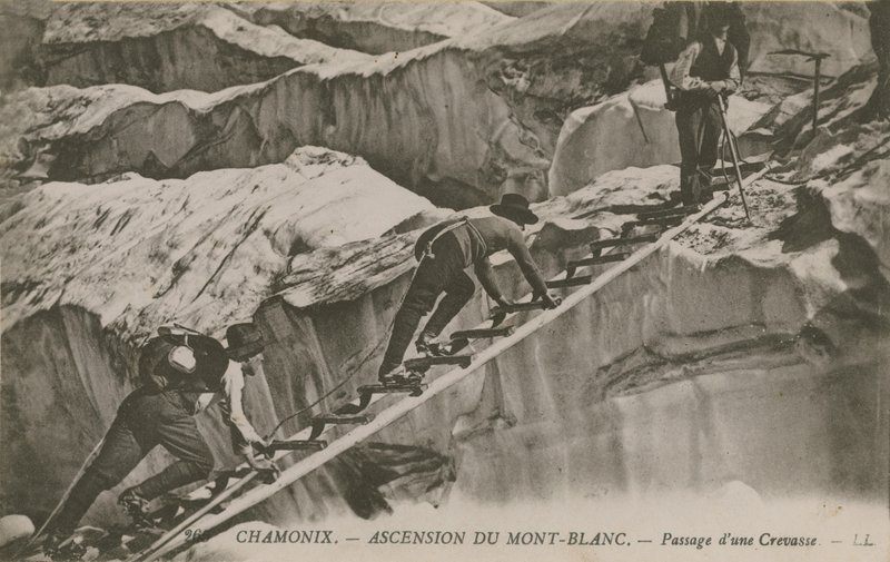 Chamonix – výstup na Mont Blanc. Horolezci projíždějící štěrbinou. Pohlednice odeslána v roce 1913. od French Photographer