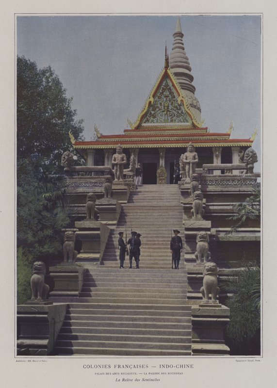Střídání stráží u buddhistického chrámu v indo-čínské části výstavy Universelle 1900, Paříž (barevné foto) od French Photographer