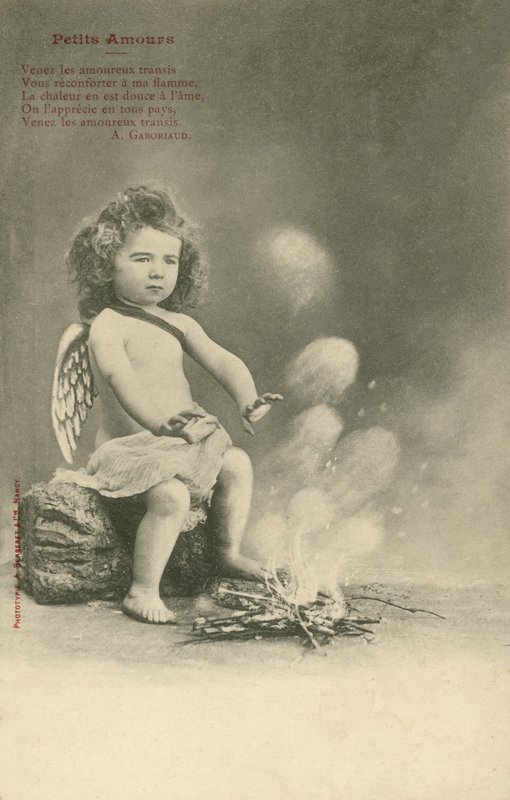 Cherubín sedí u ohně (čb foto) od French Photographer