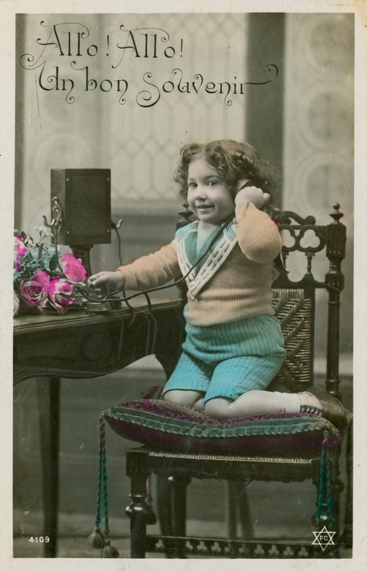 Dítě pomocí telefonu od French Photographer