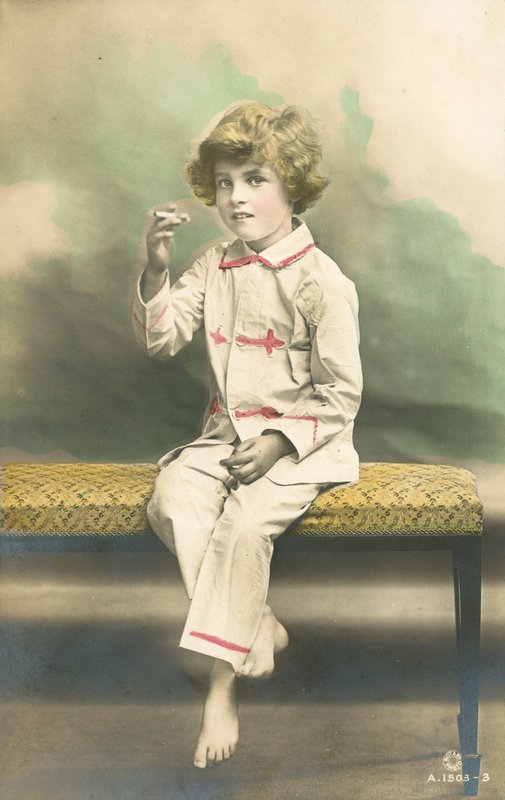 Dítě, na sobě pyžamo, kouření od French Photographer