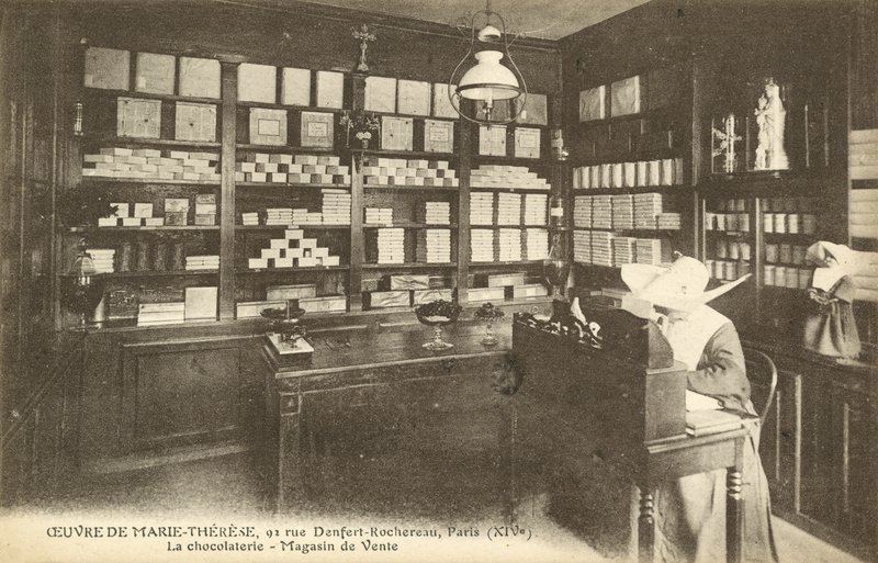 Obchod s čokoládou, 92 Rue Denfert-Rochereau, Paříž (černobílá fotografie) od French Photographer