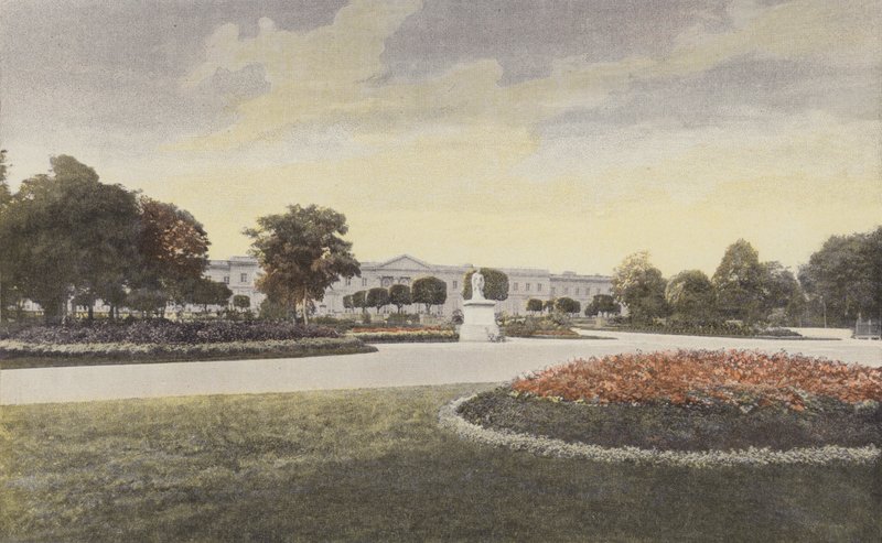 Compiegne, fasáda paláce v malém parku od French Photographer