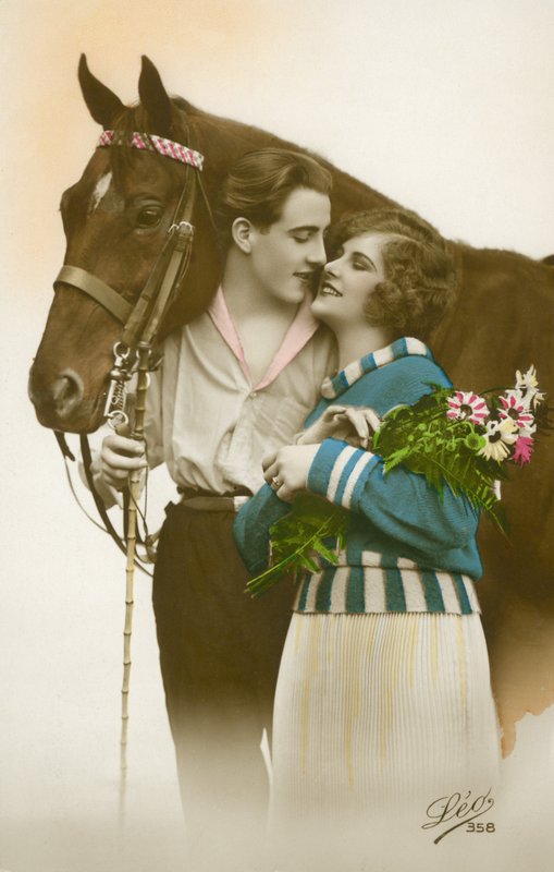 Pár se chystá políbit, stojící u hnědého koně (barevná fotografie) od French Photographer