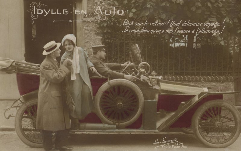 Pár s motorovým vozem (barevné foto) od French Photographer