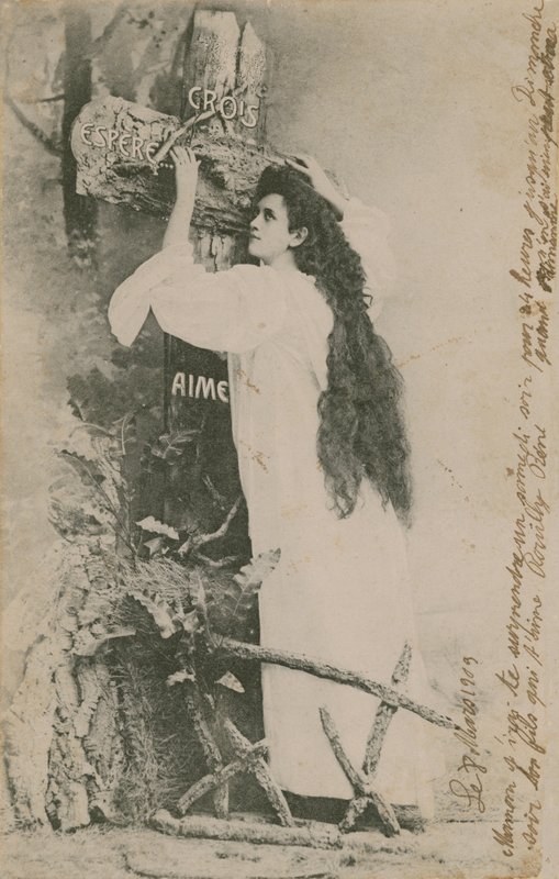 Crois Espere Aime (Believe Hope Love). Pohlednice odeslaná v roce 1913. Rukopis na pravém okraji je osobní vzkaz mezi členy rodiny. od French Photographer