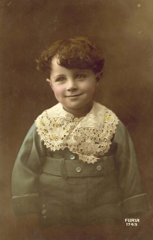 Roztomilý chlapec, s velkým úsměvem (barevná fotografie) od French Photographer