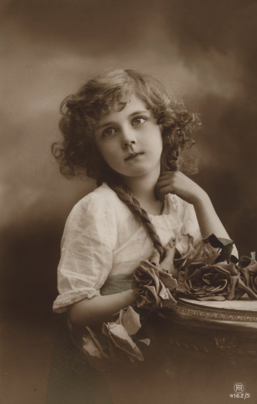 Roztomilá dívka s růžemi od French Photographer