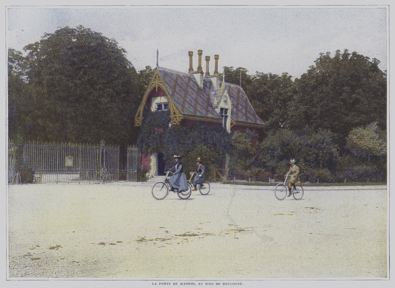 Cyklisté projíždějící kolem Porte de Madrid v Bois de Boulogne v Paříži (barevné foto) od French Photographer